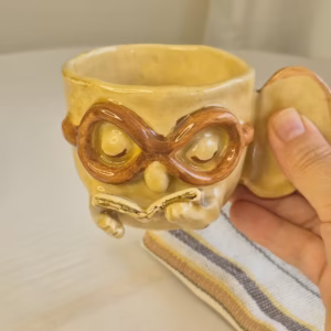 فنجان دستساز فانتزی مدل عینکی کتابخون و دسته گوشی